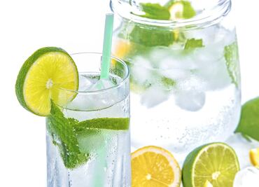 ¿El agua con limón ayuda a bajar de peso?