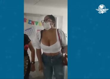 Prohíben en escuela la entrada a una madre por llevar escote