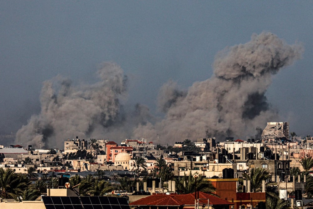 Una fotografía tomada desde Rafah el 12 de enero de 2024 muestra humo ondeando sobre el sur de la Franja de Gaza durante el bombardeo israelí, en medio de continuas batallas entre Israel y el grupo militante palestino Hamas. Foto: AFP