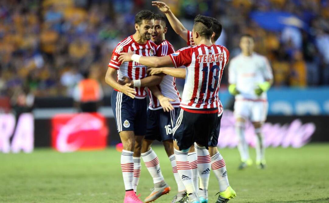 Chivas revive con golazos en el Universitario