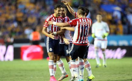 Chivas revive con golazos en el Universitario