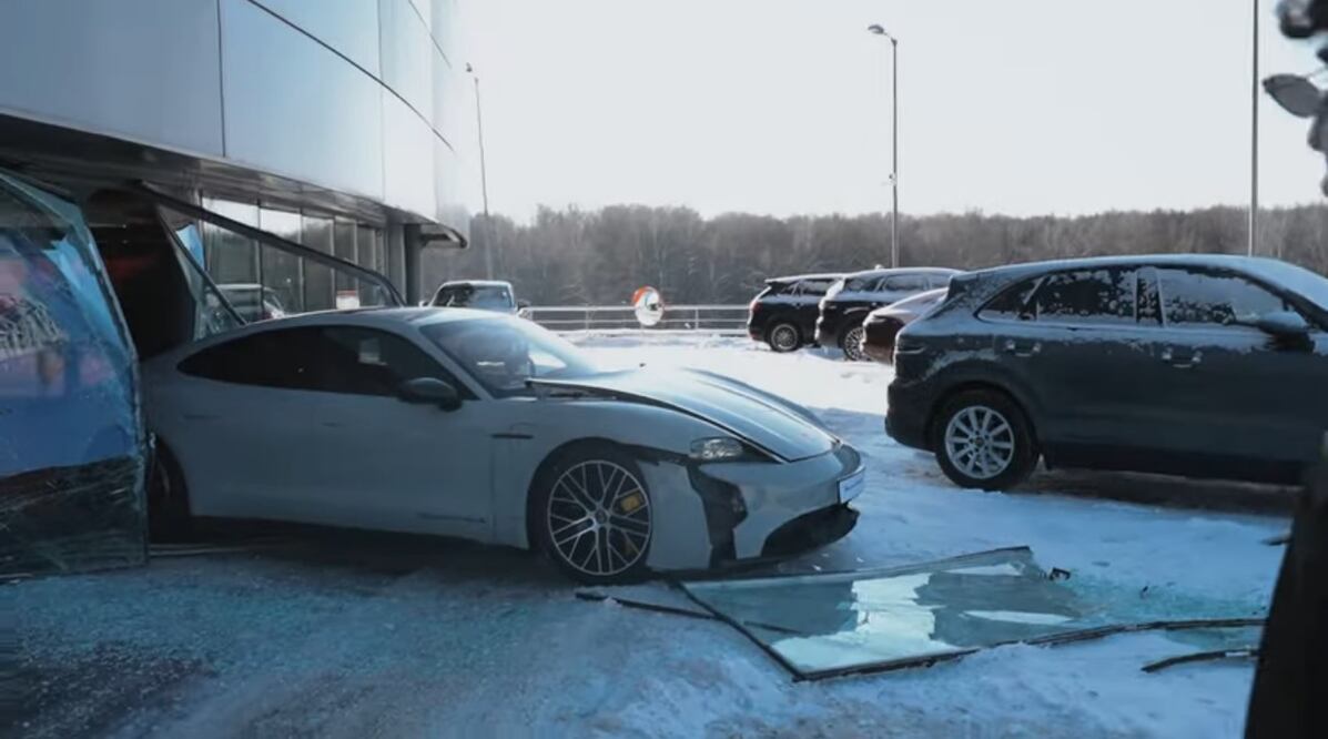 Influencer estrella su Porsche Taycan completamente nuevo en la agencia por visitas en su video