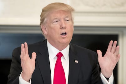 Trump impone sanciones a Irán; le advierte que "está jugando con fuego"