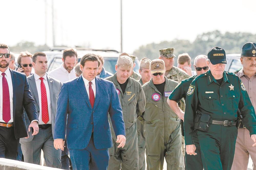 El gobernador de Florida, Ron DeSantis, llega a una conferencia de prensa tras el tiroteo en la Base Aérea Naval de Pensacola, Florida. Foto/JOSH BRASTED. AFP