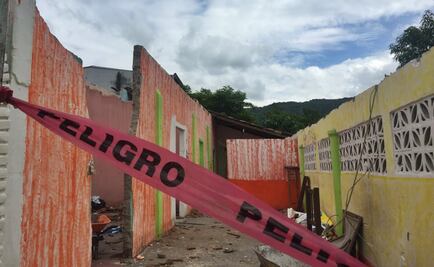 Damnificados del sismo en Pijijiapan limpian casas dañadas