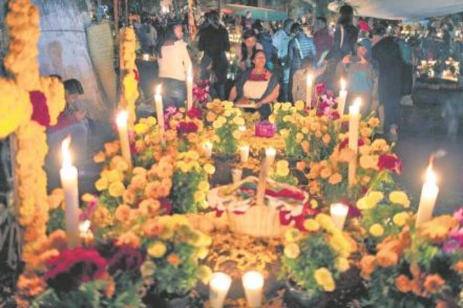 Velas y flores en honora sus seres queridos