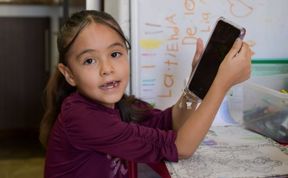 Mía es una niña amistosa que logró adaptarse bien a la escuela tras la cuarentena. Foto: Carlos Mejía