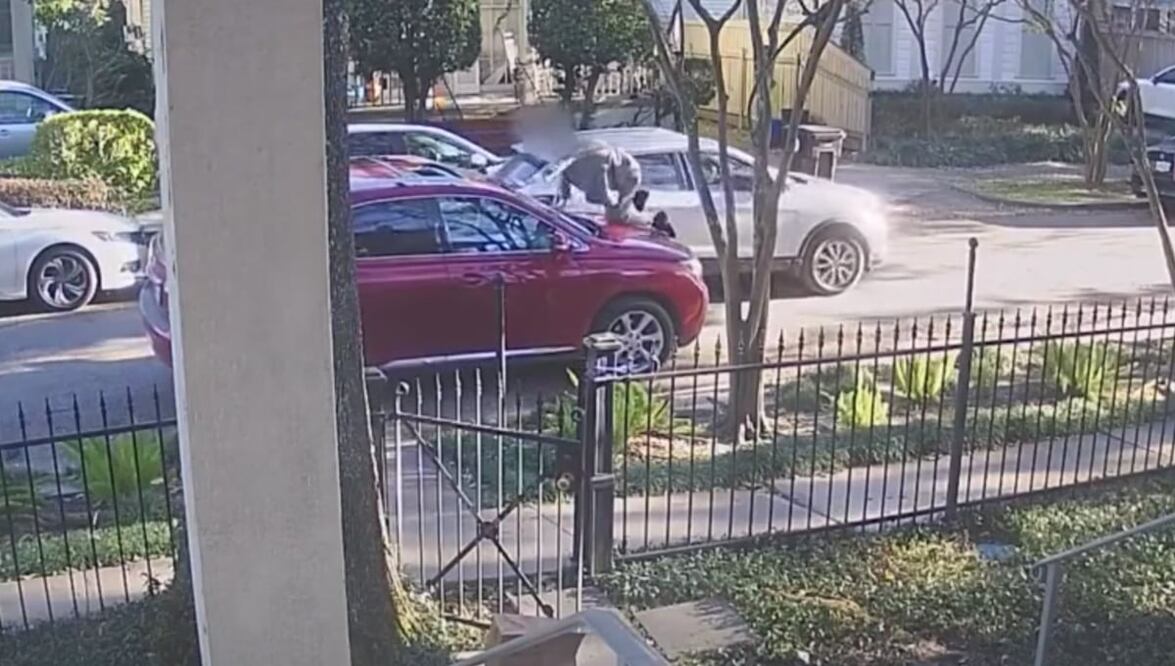 VIDEO, Conductor frustra el robo de su auto por el quemacocos