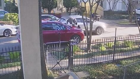 VIDEO, Conductor frustra el robo de su auto por el quemacocos