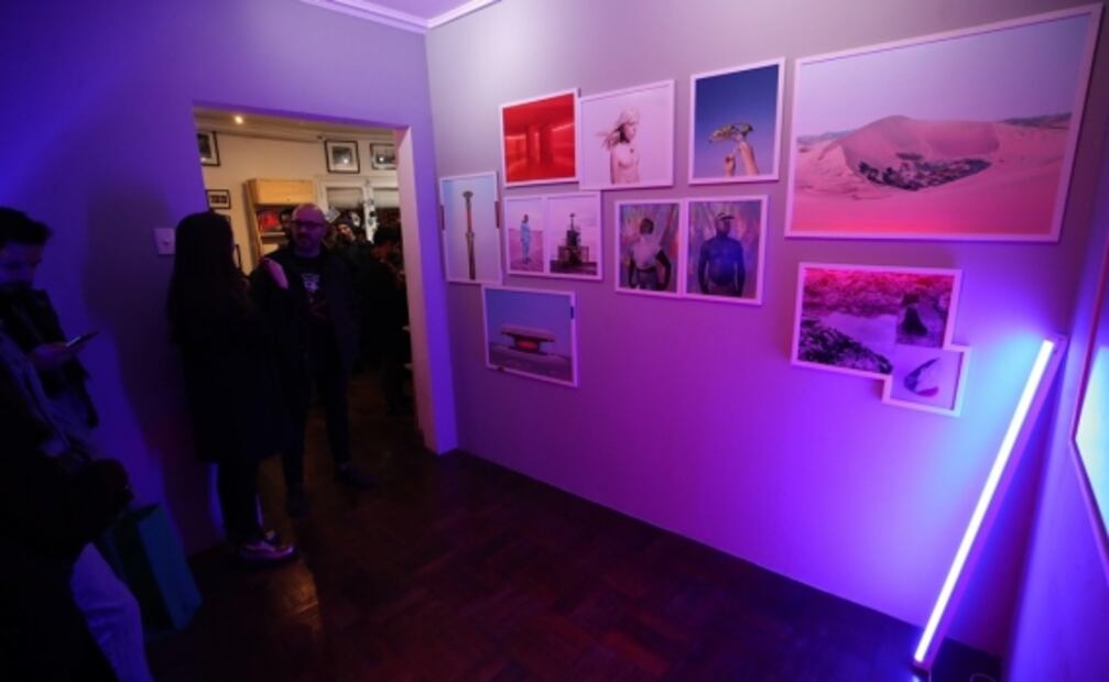 Fotógrafo mexicano expone sobre las contradicciones del futuro