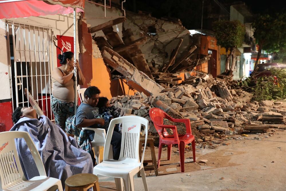 Fue una larga noche, triste y doliente, después de las 23 horas con 49 minutos. El sismo derribó viviendas, colapsó escuelas, iglesias y edificios públicos. La oscuridad encendió el pánico y Juchitán despertó en medio del luto por el desastre. Foto: Valente Rosas/EL UNIVERSAL