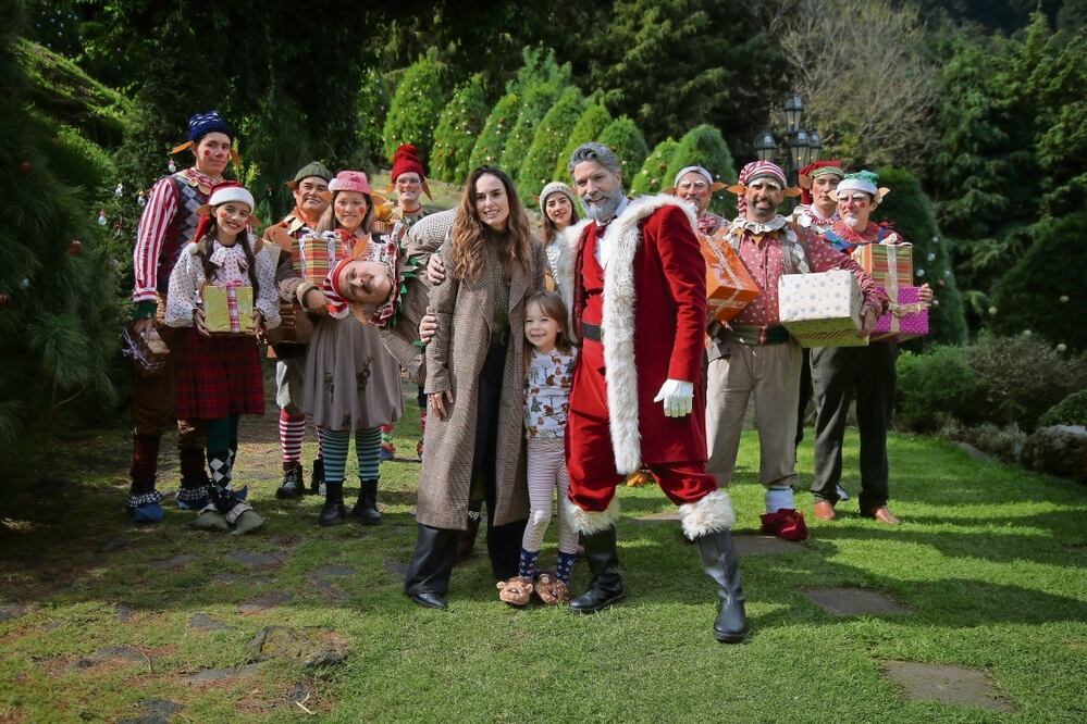 Ana Serradilla (izquierda) interpreta a Lucía, una arquitecta y madre soltera que tras encontrar el amor en el chef Sergio (David Chocarro) le hace creer a su hija Leonora (Olivia Dulfos, centro) que su nueva pareja es Santa Claus. Foto: Prime Video