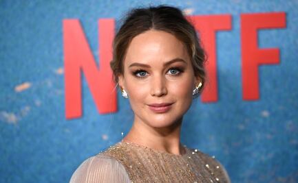 Jennifer Lawrence presume su embarazo con elegante vestido dorado de Dior