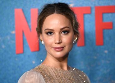 Jennifer Lawrence presume su embarazo con elegante vestido dorado de Dior