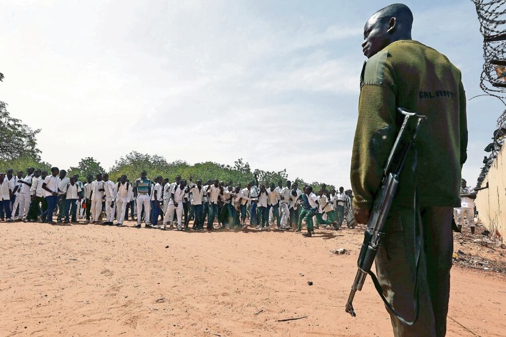 Un elemento de seguridad monta guardia en una escuela de Damaturu, Nigeria. Foto: AFOLABI SOTUNDE. REUTERS