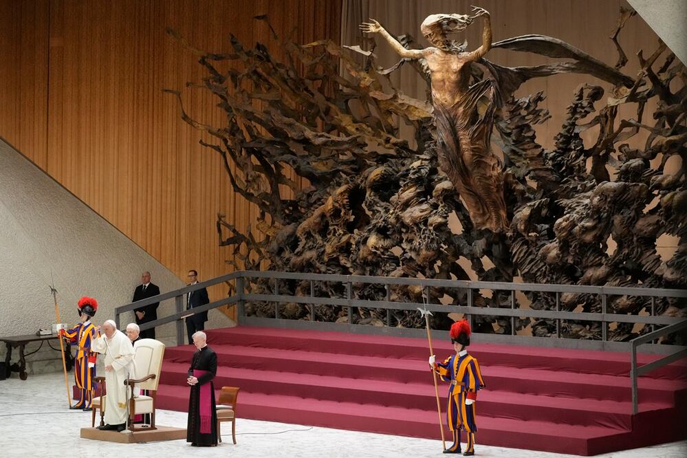 El papa Francisco hace la señal de la cruz durante la audiencia general semanal en el Vaticano, el miércoles 13 de diciembre de 2023. Foto: AP