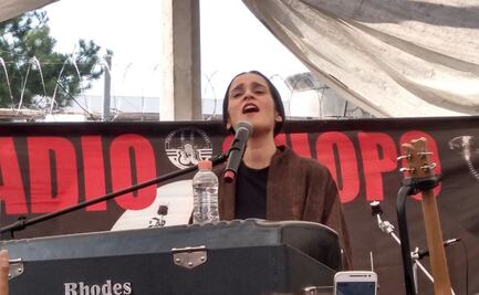 Julieta Venegas canta en el tianguis del Chopo 