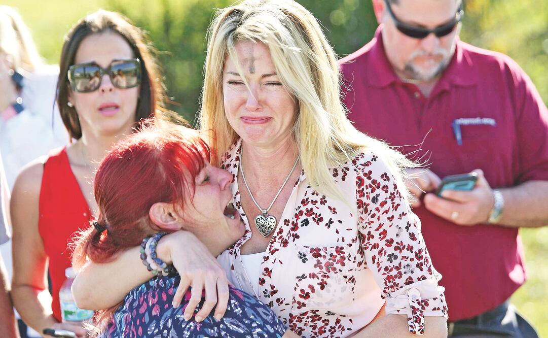 Muchos padres se enteraron del suceso por los mensajes de sus hijos (AP)