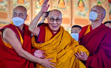¿Quién es Tenzin Gyatzo, el Dalái Lama que causó polémica al pedir a un niño que “chupara” su lengua?