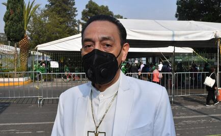 Abel Cruz, médico naturista, se vacuna; pide usar cubrebocas incluso tras segunda dosis