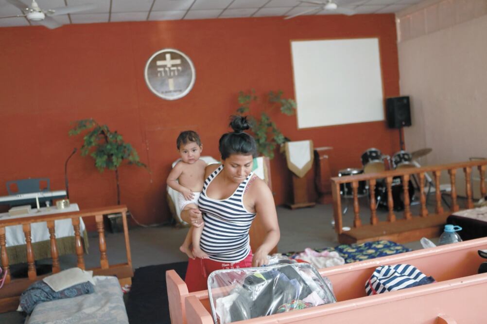Desaliento. Para las migrantes con hijos pequeños el panorama es más difícil al no tener acceso a guarderías. Foto/CHRISTIAN TORRES. EL UNIVERSAL