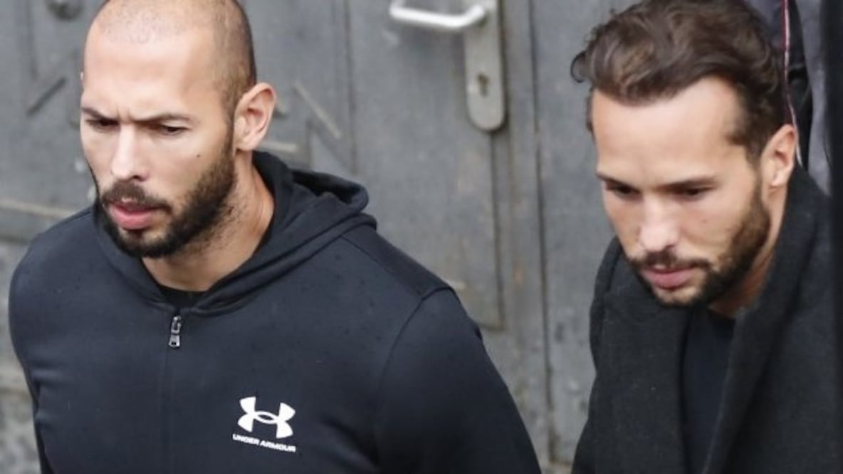 Andre Tate (izq.) y su hermano, este martes en el tribunal de Bucarest. Foto: EPA