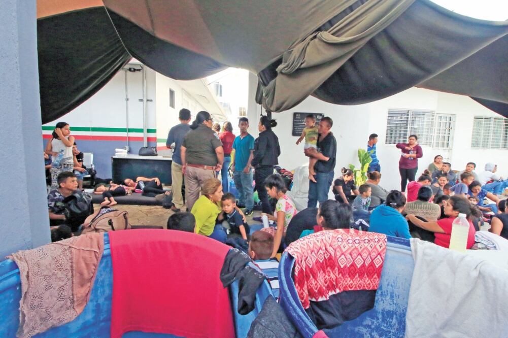 Organismos humanitarios denuncian hacinamiento y pésimas condiciones de higiene en algunas estaciones, mientras los migrantes piden a gritos salir. Foto: LUMA LÓPEZ