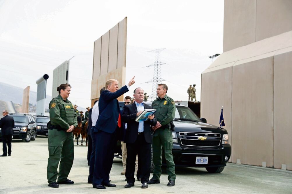 El presidente de EU, Donald Trump, al revisar ayer los prototipos del muro; luego explicó a la prensa las ventajas que él ve de construir una barrera en la frontera. (EVAN VUCCI. AP)