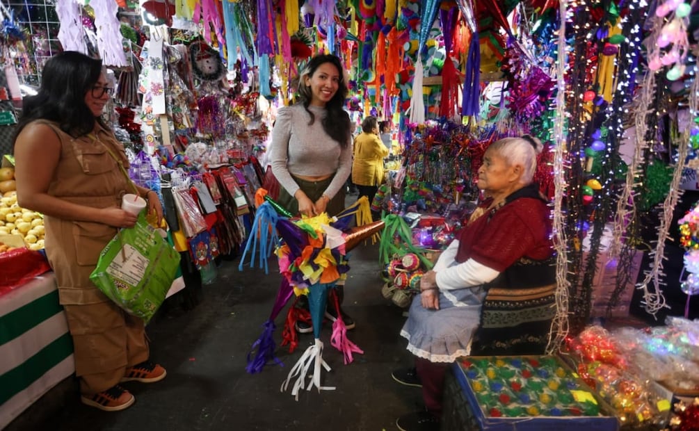 Venta de piñatas y productos para rellenarlas en el mercado de Jamaica. Foto: Luis Camacho | El Universal