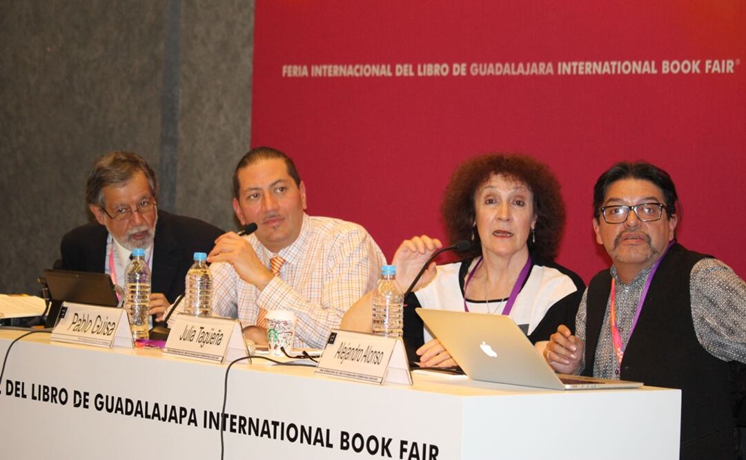 La doctora Julia Tagüeña, directora adjunta de Investigación Científica del CONACyT, acompañada de los ponentes en una mesa de discusión de la FIL. (Foto: FCCyT/Mariana Dolores). 