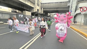 Madres buscadoras protestan en el Tour del Trofeo de la Copa Mundial en Iztacalco