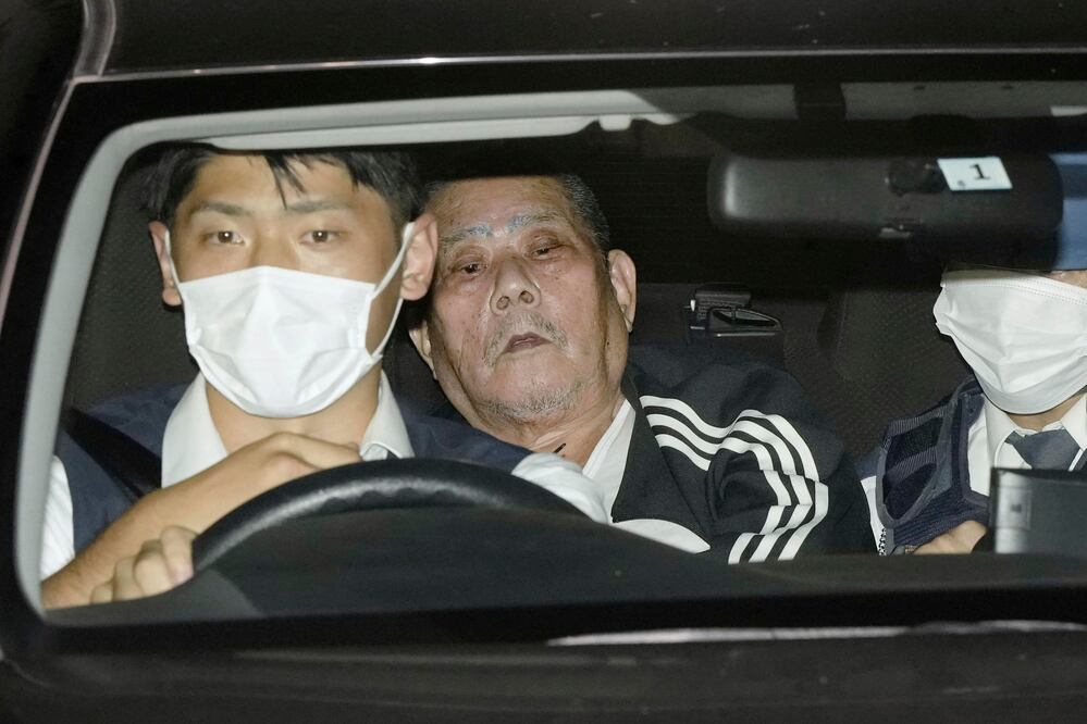 Sospechoso, en el centro, identificado como Tsuneo Suzuki: Foto Kyodo News via AP