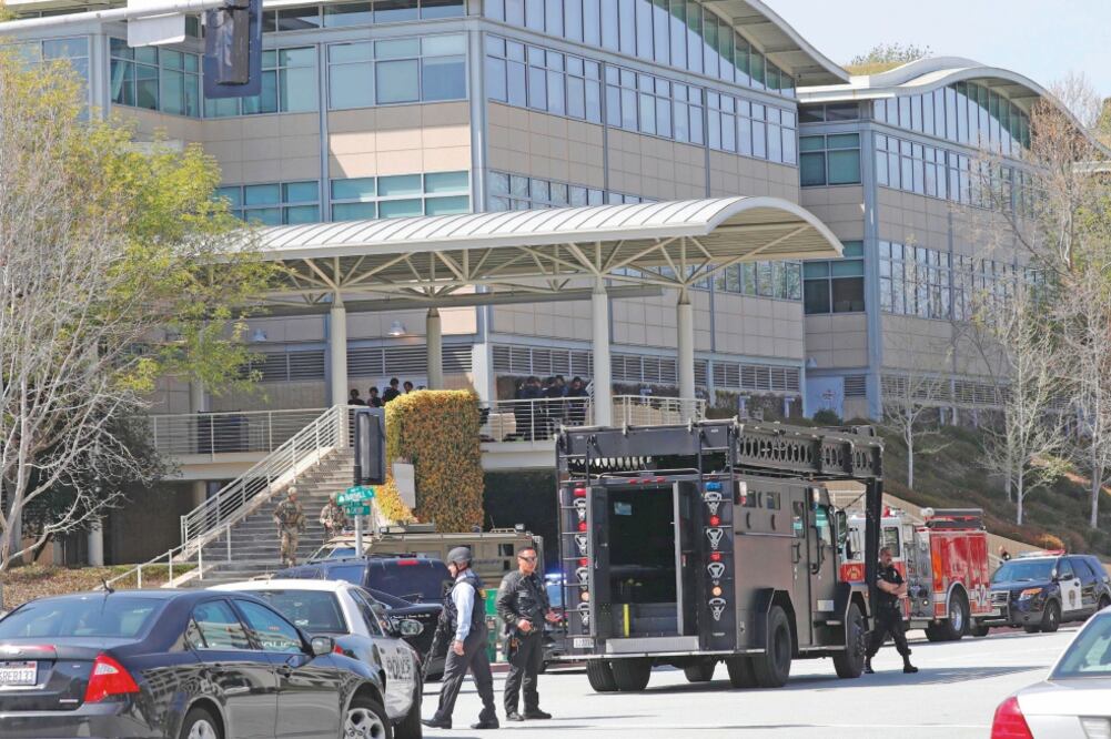 Miedo. El tiroteo en la sede de YouTube en San Bruno, fue reportado al 911 a las 12:46 hora local; cientos fueron desalojados (JOHN G. MABANG. EFE)