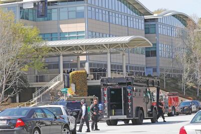 Mujer hiere a tres y se suicida en sede de YouTube