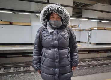 Capitalinos enfrentan el primer gran descenso de temperatura con abrigos y bufandas