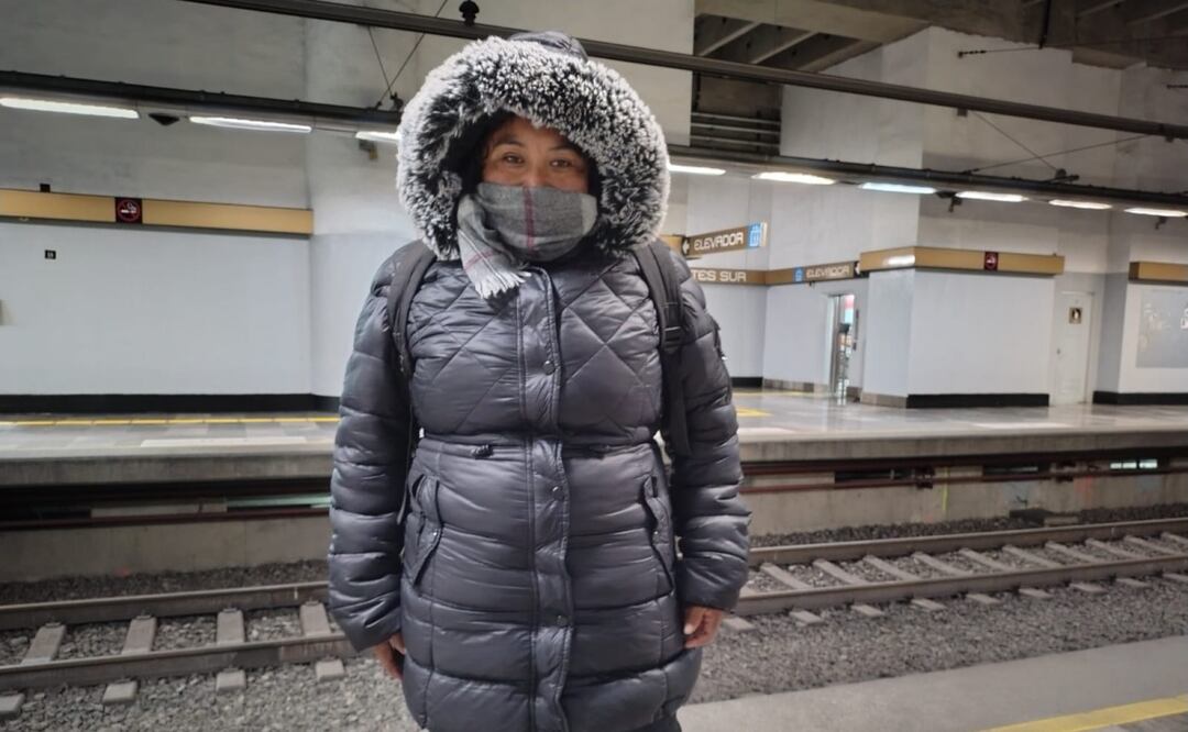 Capitalinos enfrentan el primer gran descenso de temperatura con abrigos y bufandas. Foto: Arantxa Meave