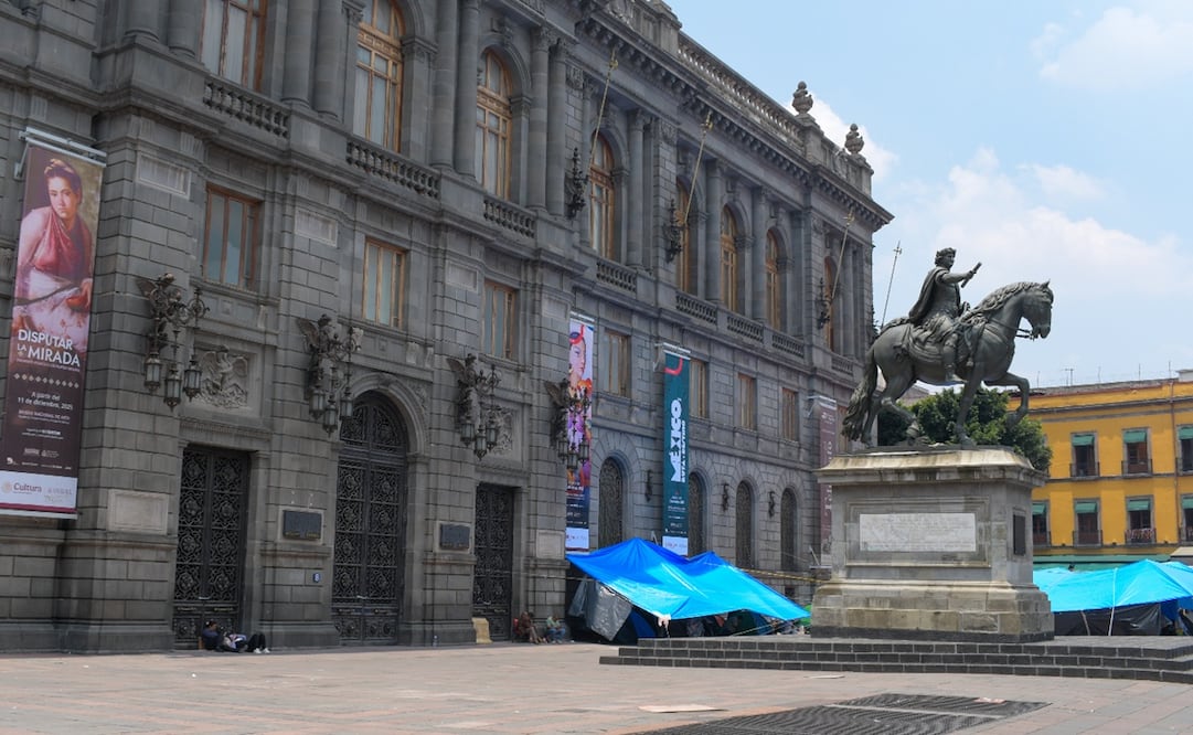 Maestros de la CNTE acampan fuera del Museo Nacional de Arte (MUNAL) y complican el paso. Foto: Santiago Cadena/EL UNIVERSAL.