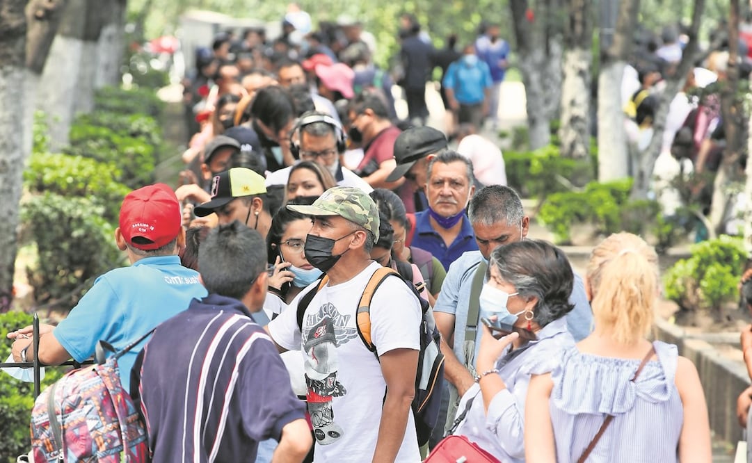 Fila de causantes en busca de la Constancia de Situación Fiscal en oficinas del SAT. Foto: Archivo/EL UNIVERSAL.