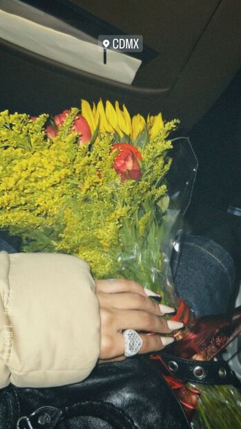 Este fue el romántico regalo de Christian Nodal para Cazzu a su llegada al país