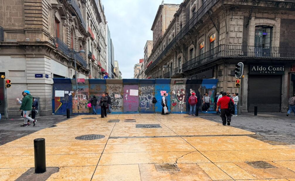 Zócalo sigue cercado pese a acuerdo con comerciantes; mantienen filtros y accesos controlados en el Centro Histórico. Foto: Arturo Ordaz Díaz