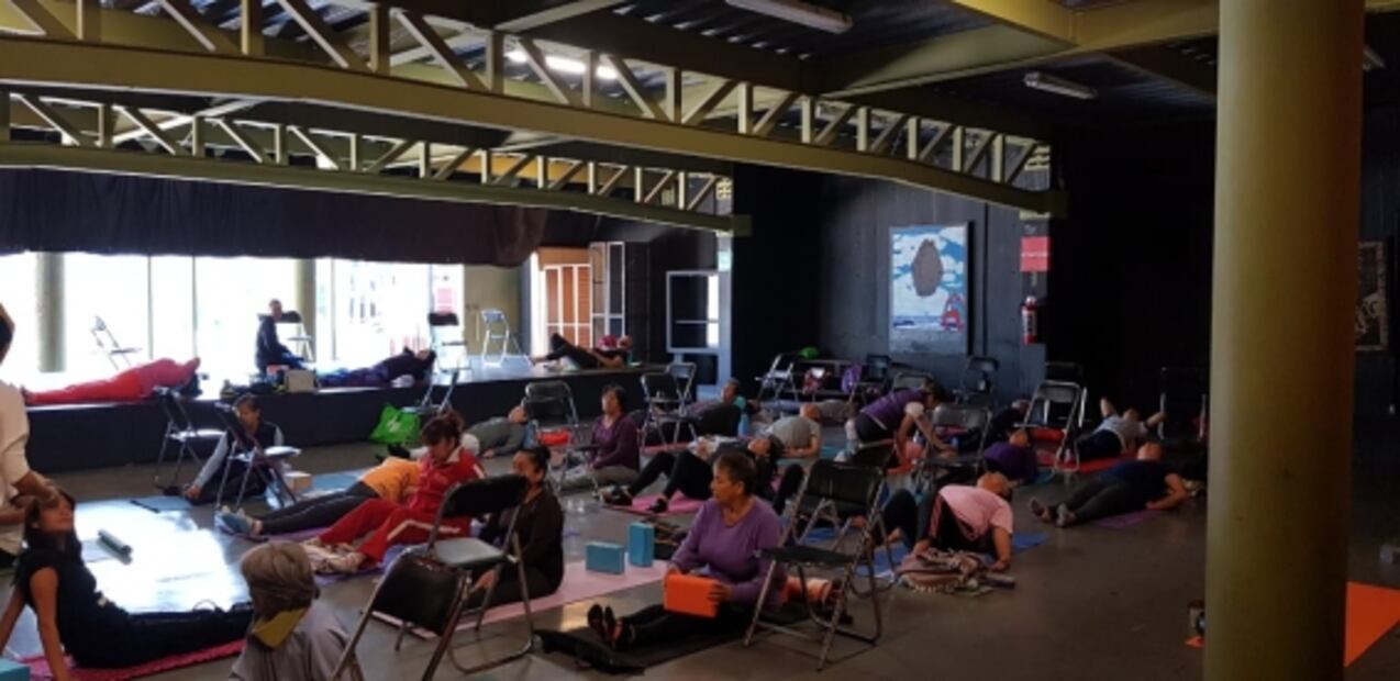 Un día sin mujeres: Mujeres sanan con yoga en FARO de Oriente