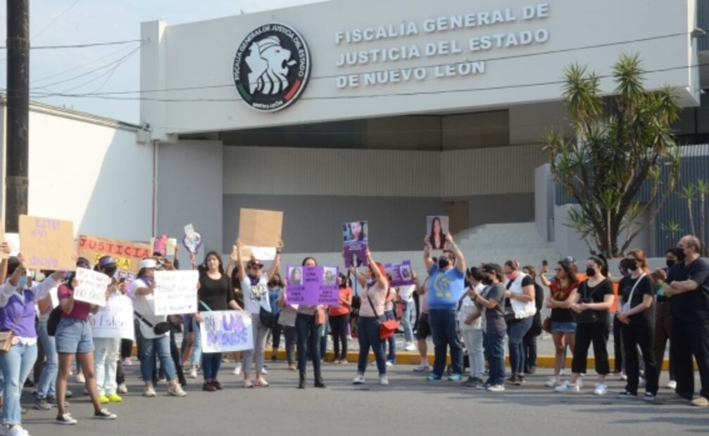 Mujeres protestan frente a Fiscalía de NL por caso María Fernanda y otras desapariciones