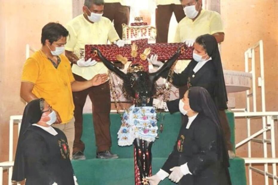 La fe no guarda distancia al paso del Cristo Negro 