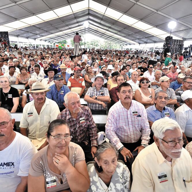 Desde 2016, la Prodecon advirtió al SAT sobre la ilegalidad de retener 20% por los retiros realizados por los adultos mayores. ARCHIVO EL UNIVERSAL