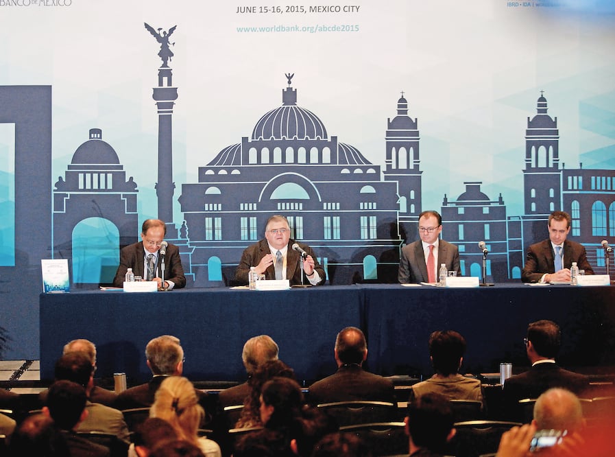 Kaushik Bas, economista en jefe del BM; Agustín Carstens, de Banxico; Luis Videgaray, secretario de Hacienda, y Jorge Familiar, vicepresidente para AL del BM