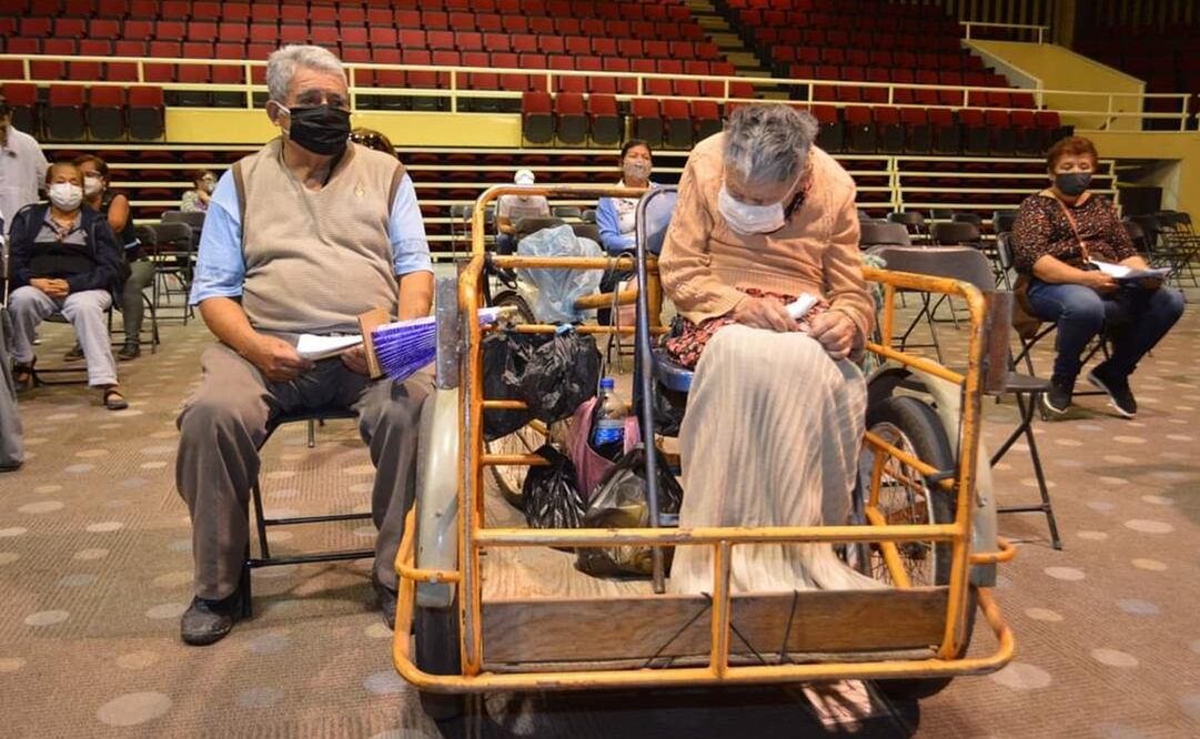 Aunque en el DIF le prometieron apoyo para el traslado, don Seferino decidió valerse por sus propios medios para “asegurar” que su mujer y él fueran vacunados. Foto: Especial