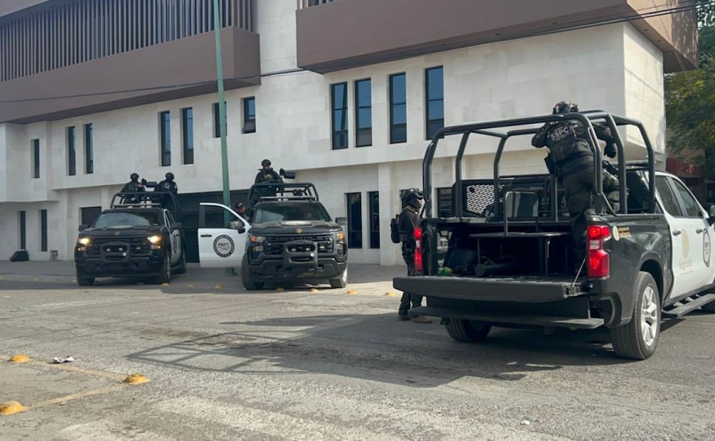 Elementos de seguridad afuera de las oficias de CATEM (10/12/2025). Foto: Francisco Rodríguez / EL UNIVERSAL