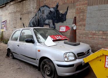 Banksy presenta obra de rinoceronte en una colección de temática animal