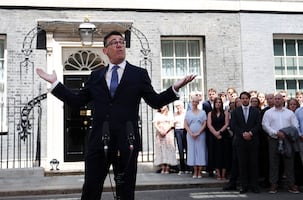 Andy Burnham anuncia "plan a 10 años" para "enderezar el rumbo"; anuncia apoyo a Zelensky