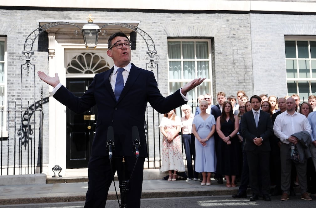 El nuevo primer ministro británico, Andy Burnham, da un mensaje afuera del 10 de Downing Street, en Londres. FOTO: EFE